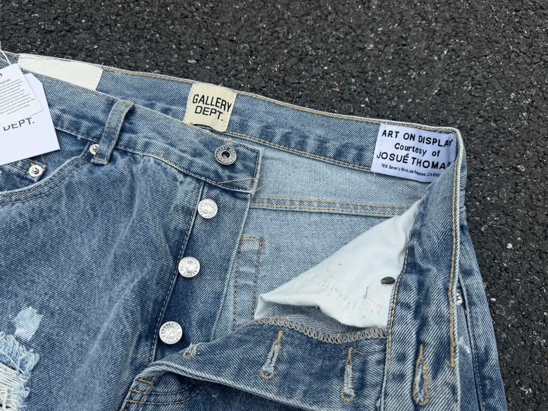 P250💰G70 GALLERY DEPT. Denim bell-bottoms with holes and random threads connected to washed and distressed spliced ​​jeans. GALLERY is attracted by these bell-bottoms. Whether it is a reset of Carhartt or Levis, it has created a strong brand style. Since these pants are modified from rare vintage, the production capacity is limited. Therefore, after many icons wore them, these pants were once hard to find. Later, perhaps due to the improvement of GD's business in the past two years and the expansion of production lines, the brand itself lowered the price, so I can't wait any longer for these pants this year and will definitely buy them. During the process of the denim washing plant, the owner of the washing plant helped introduce a boss who had worked for Levi's foundry and started his own business. This also paved the way for the following styles. Therefore, Levi's remodeled single product for the base plate is really familiar. Whether it is the fabrics supplied or the lathes used in production, there is nothing to choose from. -Color: blue -Size: S-XXL (corresponding to 28-36)